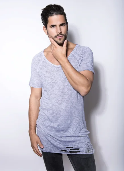 Guapo joven posando en ropa casual — Foto de Stock