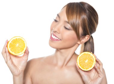 uzun saçlı, kusursuz cilt ve mükemmel makyaj, güzel genç Asyalı kadın turuncu holding