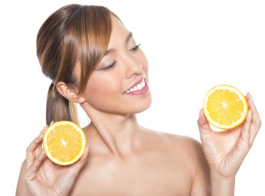 uzun saçlı, kusursuz cilt ve mükemmel makyaj, güzel genç Asyalı kadın turuncu holding