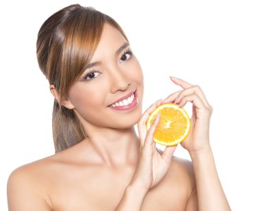 uzun saçlı, kusursuz cilt ve mükemmel makyaj, güzel genç Asyalı kadın turuncu holding