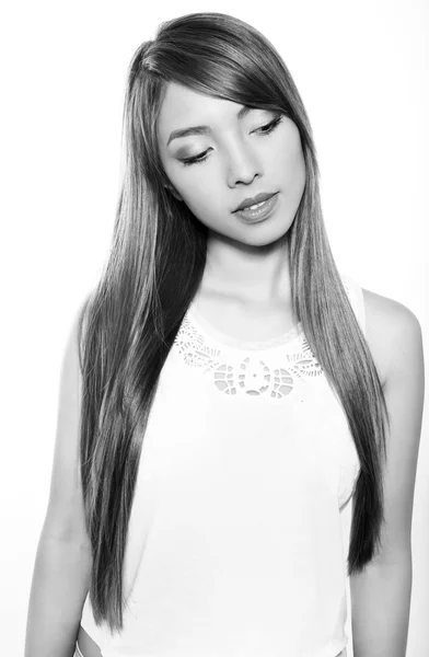 Vacker ung asiatisk kvinna med felfri hud — Stockfoto