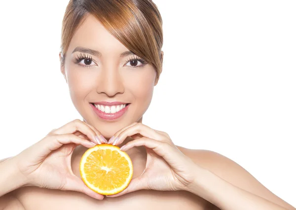 Bela jovem mulher asiática com cabelos longos, pele impecável e maquiagem perfeita, segurando laranja — Fotografia de Stock