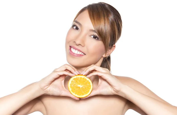 Bela jovem mulher asiática com cabelos longos, pele impecável e maquiagem perfeita, segurando laranja — Fotografia de Stock