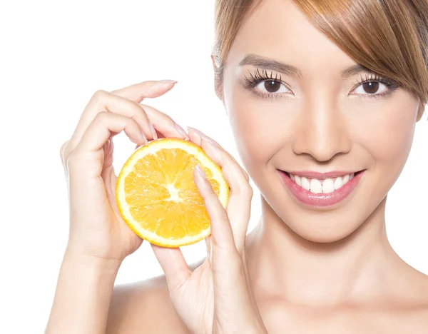 Bela jovem mulher asiática com cabelos longos, pele impecável e maquiagem perfeita, segurando laranja — Fotografia de Stock