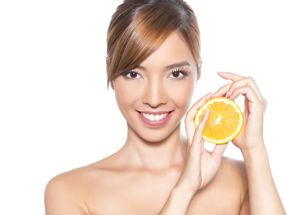 Bela jovem mulher asiática com cabelos longos, pele impecável e maquiagem perfeita, segurando laranja — Fotografia de Stock
