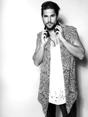 yakışıklı genç müzik kolsuz tişörtlü adam yerleştirmek