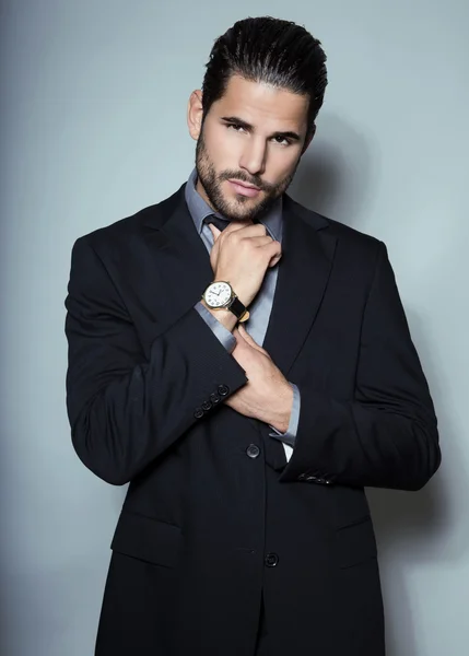 Hombre de negocios guapo con reloj — Foto de Stock