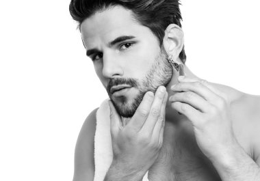 Yakışıklı genç adam.