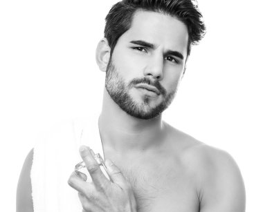 Yakışıklı genç adam.