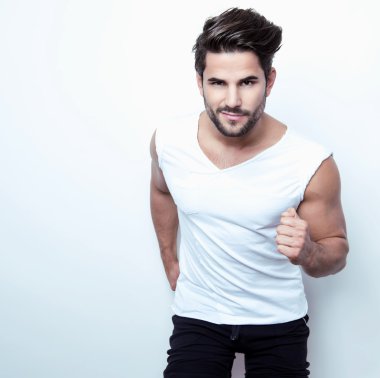 yakışıklı genç ve formda adam