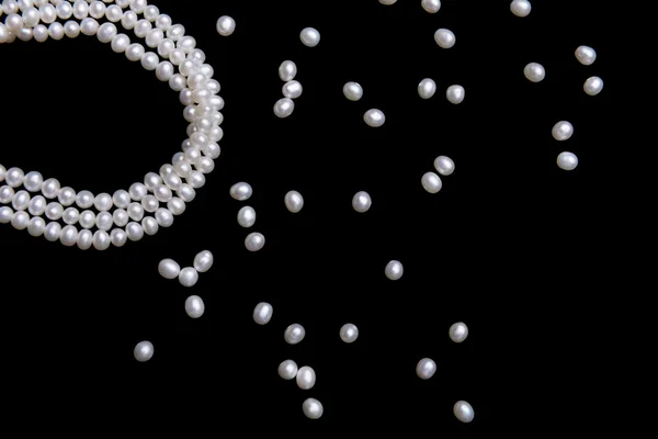 Hermosas perlas en negro —  Fotos de Stock