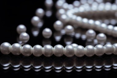 siyah güzel inciler