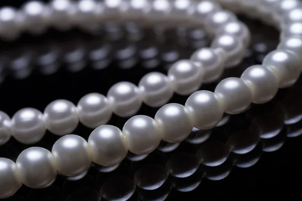 Krásné perly na černém pozadí — Stock fotografie