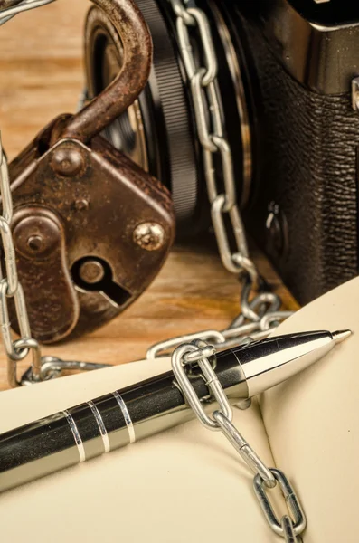 Pen, lock, chain — Stock Photo, Image