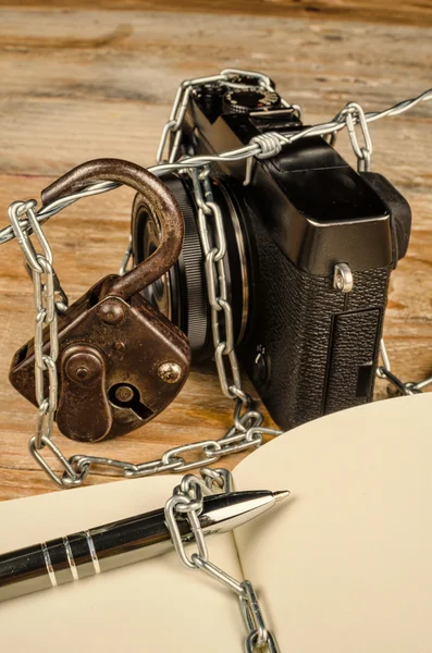 Pen, lock, chain — Stock Photo, Image