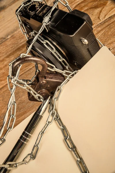 Pen, lock, chain — Stock Photo, Image