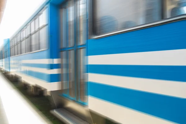 Пасажирський поїзд під час руху — стокове фото