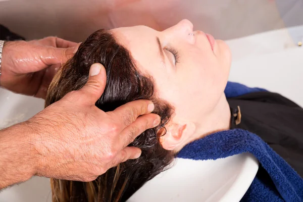 Hair stylist massaggiare i clienti testa — Foto Stock
