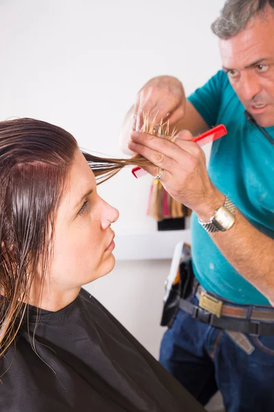 Mujer en estudio de pelo — Foto de Stock