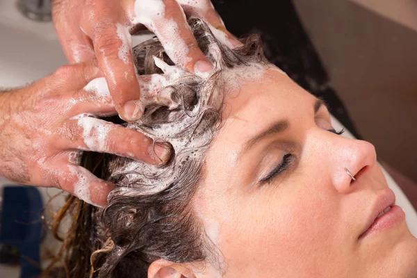 Peluquero champú cabello — Foto de Stock