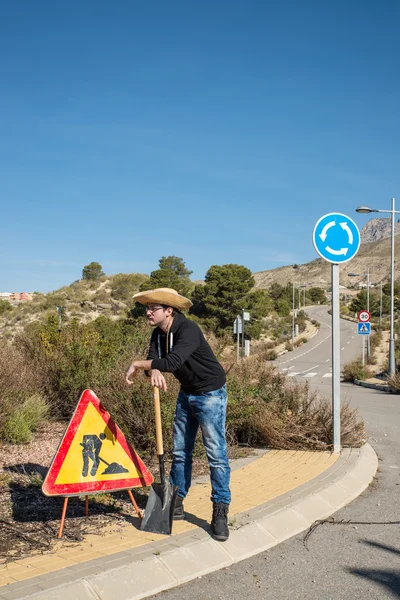 Homem preguiçoso em uma estrada — Fotografia de Stock
