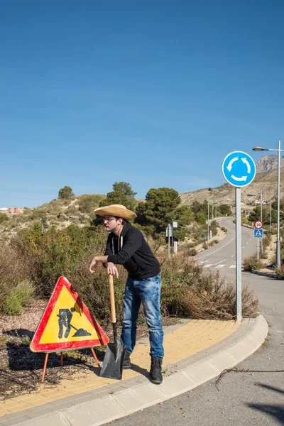 Luie man op een weg — Stockfoto