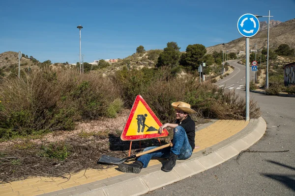 Homem preguiçoso em uma estrada — Fotografia de Stock