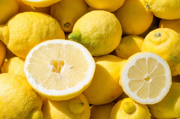 Fresh lemons on a street market — Stock Photo, Image