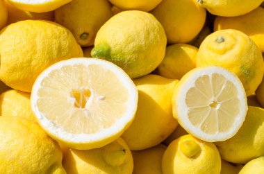 bir semt pazarı üzerinde taze limon 
