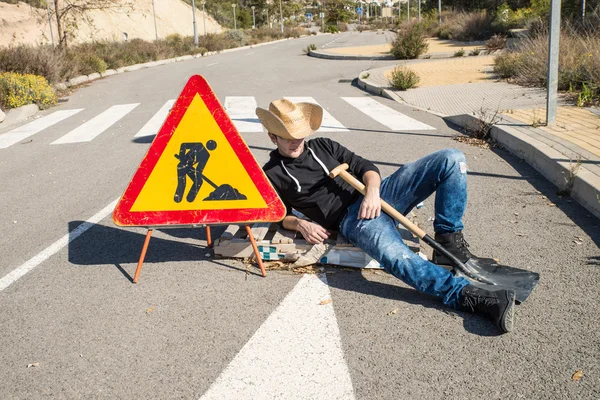 Homem preguiçoso em uma estrada — Fotografia de Stock