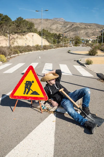 Luie man op een weg — Stockfoto