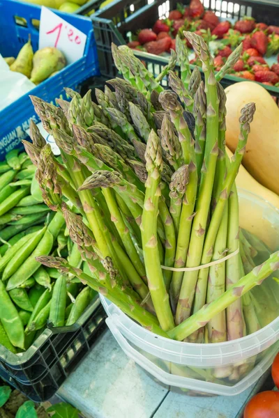 Green asparagus at the market — Stock Photo, Image