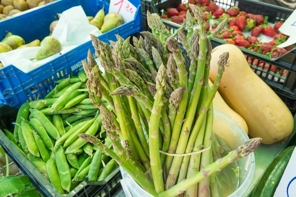 Asparagi verdi al mercato — Foto Stock
