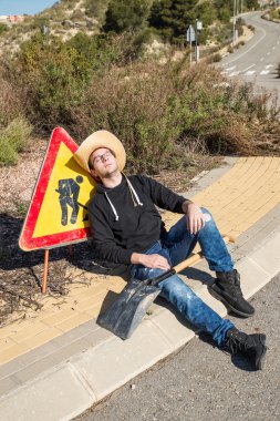 Bir yolda tembel adam