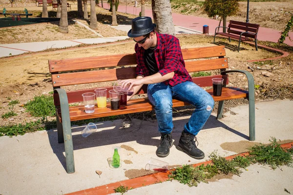 Guy poniéndose muy borracho — Foto de Stock