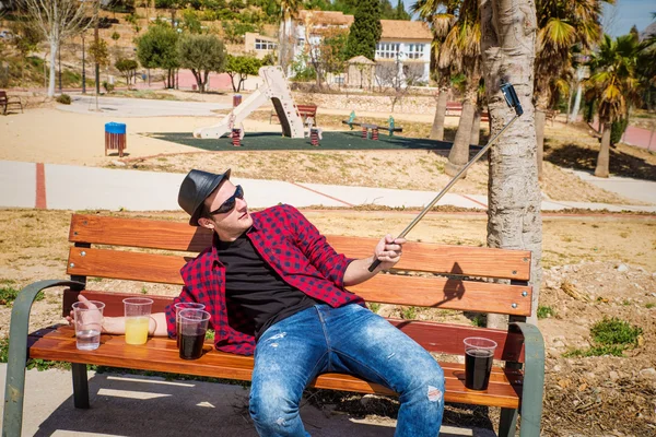 Chico tomando una selfie — Foto de Stock