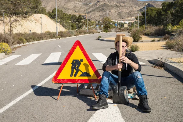 Lat kille på en vägarbeten webbplats — Stockfoto