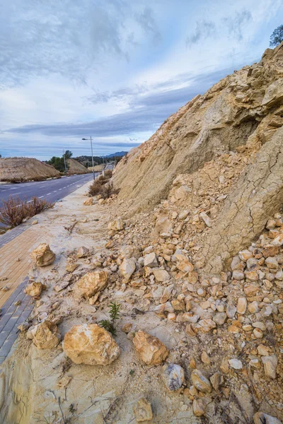 Heyelan bir yolu kesmek tehdit — Stok fotoğraf