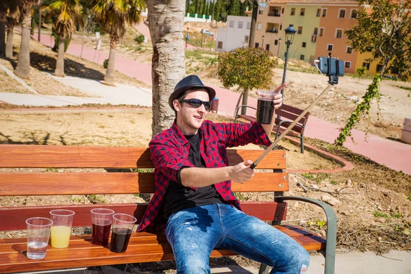 Ragazzo che fa un selfie — Foto Stock