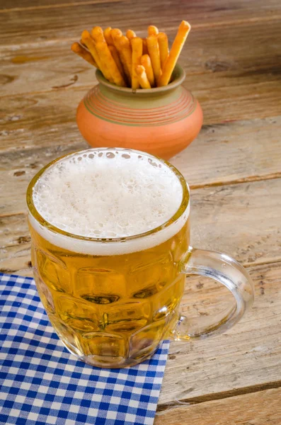Cerveza y merienda en la mesa — Foto de Stock