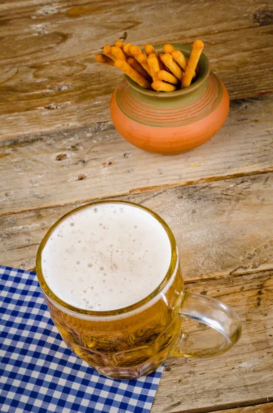 Bier en snack op tafel — Stockfoto