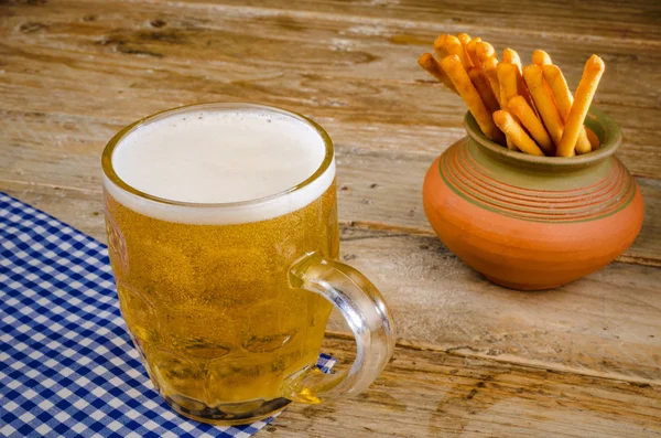 Bier en snack op tafel — Stockfoto