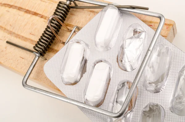 Píldoras atrapadas por una trampa de ratón —  Fotos de Stock
