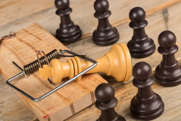 King in a mousetrap surrounded by pawns — Stock Photo, Image