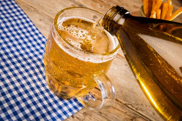 Pouring beer from bottle — Stock Photo, Image