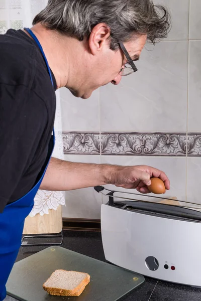 Guy tratar de cocinar huevo — Foto de Stock