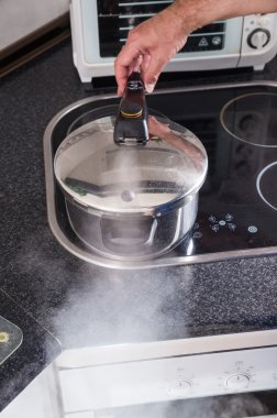 Bir düdüklü tencere kullanarak