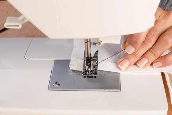 Las manos femeninas a la máquina de coser — Foto de Stock