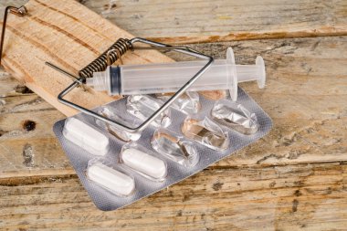 Bir fare kapanı ile birden çok bağımlılık