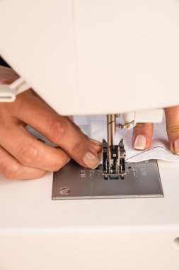 Eller, bir dikiş makinesi